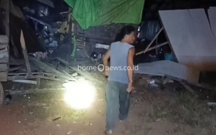 Truk Tabrak Rumah Warga dan Mushola di Desa Patai Kotim