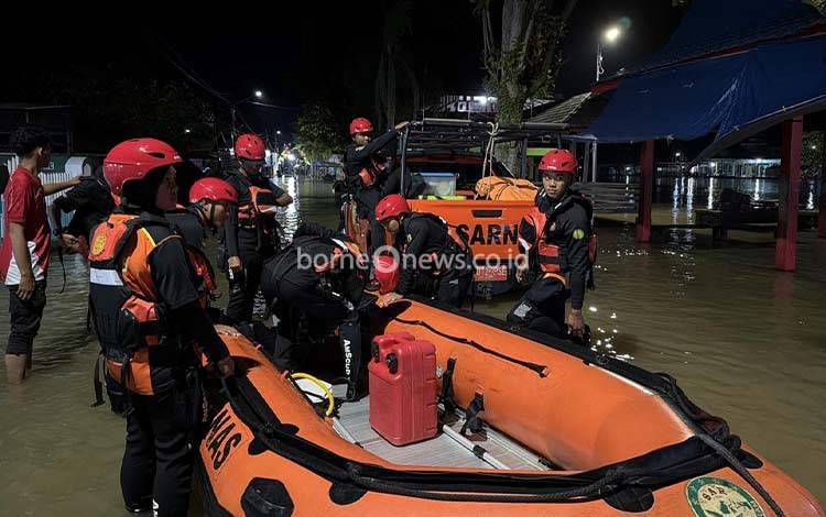 Operasi SAR pencarian Ilham Fikri yang diduga tenggelam di Sungai Martapura, Cindai Alus, Kabupaten Banjar, Selasa malam, 13 Januari 2026. (FOTO: Basarnas Bjm)