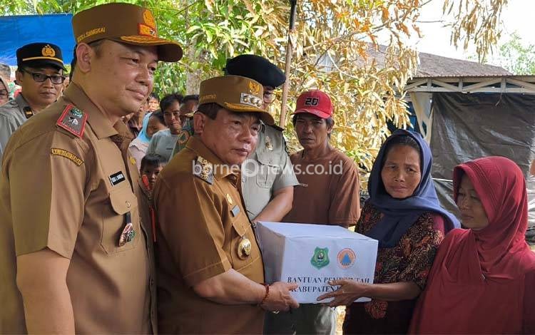 Pemkab Kapuas Serahkan Bantuan Korban Kebakaran di Desa Pantai