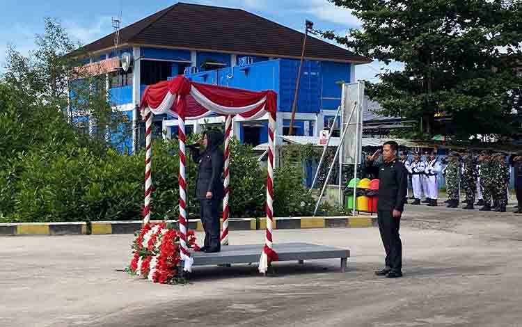 Bupati Kobar, Nurhidayah mimpin upacara Peringatan Pertempuran 14 Januari 1946 di Pelabuhan Panglima Utar Kecamatan Kumai, Rabu, 14 Januari 2026 (FOTO: IST)