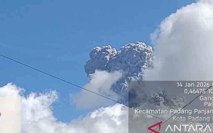 Gunung Marapi Semburkan Abu Vulkanik Setinggi 1.600 Meter