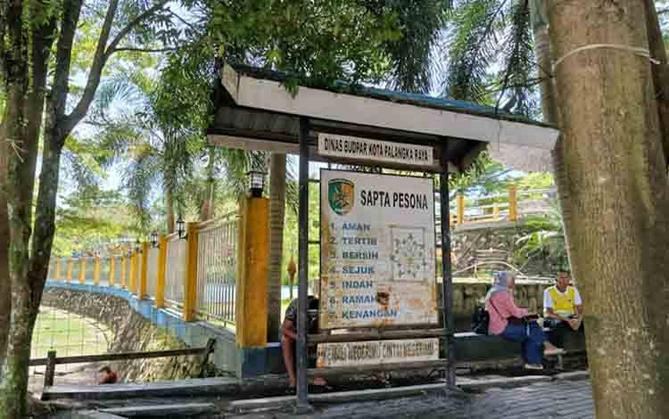 Aktivitas masyarakat saat duduk santai di pinggir Sungai Kahayan Kota Palangka Raya. (FOTO: MARINI)