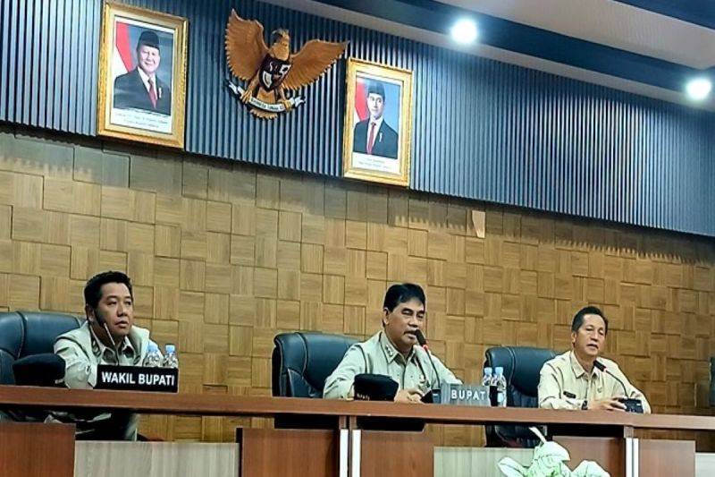 Bupati Barito Utara Shalahuddin didampingi Wabup Felix Sonadie Y. Tingan dan Sekda Muhlis memimpin rapat koordinasi terkait kelangkaan Bahan Bakar Minyak (BBM) dan elpiji 3 Kg di Muara Teweh, Selasa (13/1/2026). ANTARA/Dokumen Pribadi