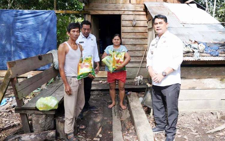 Bupati Barito Utara Serahkan Bantuan Sosial di Teweh Timur Prioritaskan Kesejahteraan Warga