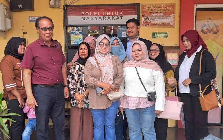 Para korban arisan dan penasehat hukumnya usai melakukan pelaporan ke SPKT Polres Kobar, Kamis, 15 Januari 2026 terkait kekurangan pembayaran arisan yang terjadi di Desa Sulung, Kecamatan Arsel, Kabupaten Kobar.