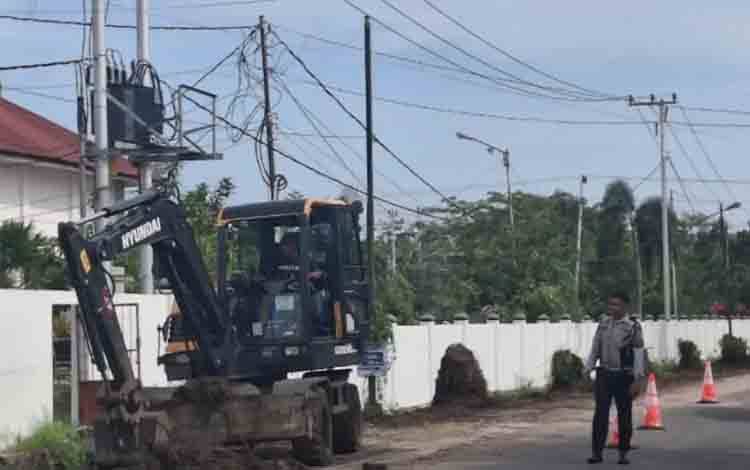 Alat berat Pemko Palangka Raya saat melakukan pembersihan drainase di Jalan Badak. (FOTO: IST)