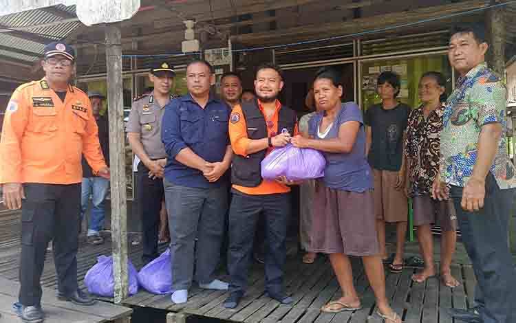 Wabup Bartim Salurkan Bantuan untuk 268 KK Terdampak Banjir di Patangkep Tutui