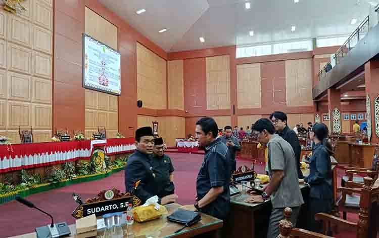 Aktivitas anggota DPRD Palangka Raya dengan Pemko Palangka Raya saat berbincang usai melaksanakan rapat paripurna terkait keuangan daerah. (FOTO: MARINI)
