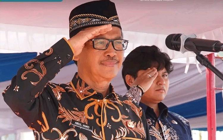 Wakil Bupati, Abdul Hamid sikap hormat?saat menyanyikan lagu Indonesia Raya?di hari Desa Nasional 2026, Kamis, 15 Januari 2026 di halaman Kantor Kecamatan Sematu Jaya. (FOTO : ISTIMEWA)