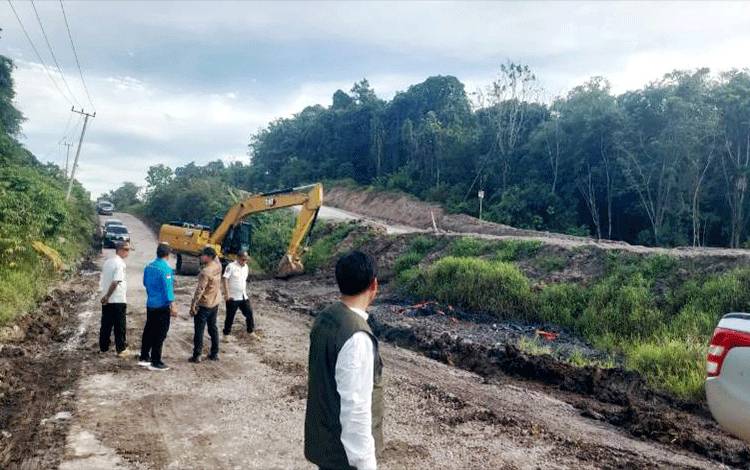 Bupati H Shalahuddin dan Wakil Bupati Felix Sonadie Y Tingan, Sekda Muhlis dan kepala perangkat daerah serta pihak perusahaan saat meninjau jalan yang ada genangan air di ruas jalan kabupaten KM 34 arah Benangin. (foto: Dhani)