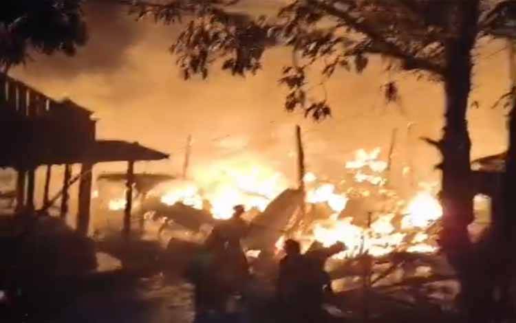 Kebakaran Hebat Melanda Desa Galumbang Balangan Kalsel