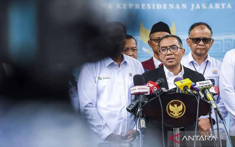 Mendiktisaintek Brian Yuliarto (kedua kanan) menyampaikan keterangan pers usai mengikuti kegiatan Taklimat Presiden Republik Indonesia dengan Rektor serta Pimpinan Perguruan Tinggi Negeri dan Swasta Tahun 2026 di Istana Merdeka, Jakarta, Kamis (15/1/2026). Presiden Prabowo mengumpulkan dan berdiskusi dengan 1.200 pimpinan perguruan tinggi negeri dan swasta dalam rangka bertukar pandangan strategis dibidang pendidikan untuk menempatkan pendidikan tinggi dan penguatan sumber daya manusia sebagai p