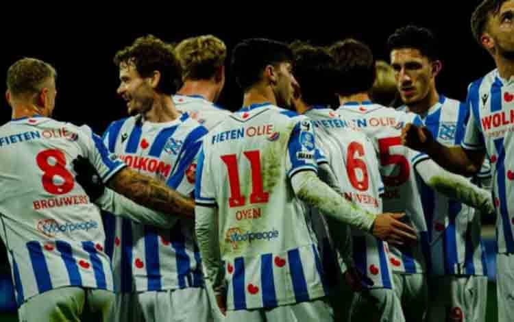 Para pemain Heerenven merayakan gol yang dicetak ke gawang RKC Waalwijk pada pertandingan babak 16 besar Piala Belanda di Stadion Abe Lenstra, Heerenven, Kamis (15/1/2026) waktu setempat. (x.com/scHeerenveen)