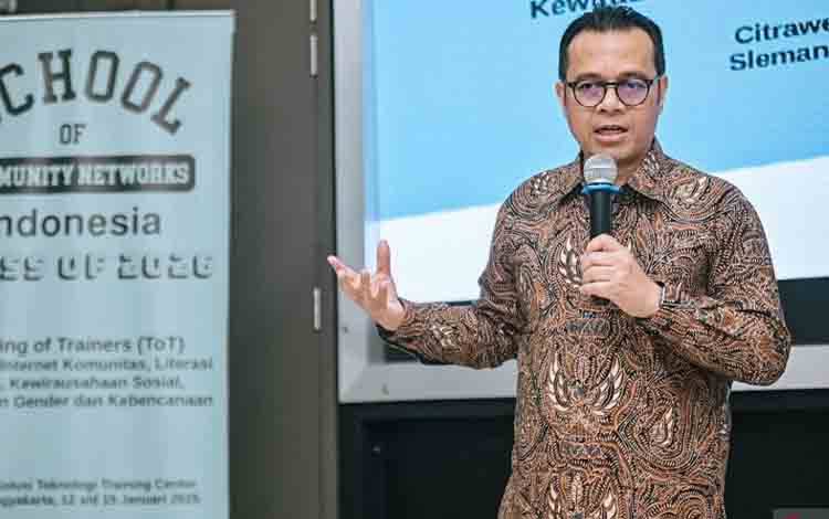 Wamenkomdigi Nezar Patria menyampaikan sambutan saat mengunjungi Pelatihan Internet Komunitas, Literasi Digital, Kewirausahaan Sosial, Kesetaraan Gender dan Kebencanaan di Citraweb Solusi Teknologi Training Center, Sleman, Yogyakarta, Kamis (15/01/2026). (ANTARA/HO Kementerian Komunikasi dan Digital)