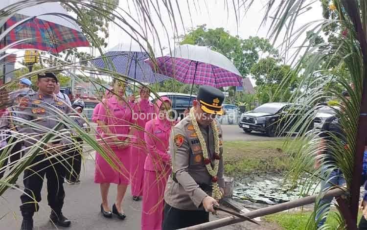 Potong Pantan Sambut Kedatangan AKBP Beddy Suwendi di Mapolres Seruyan