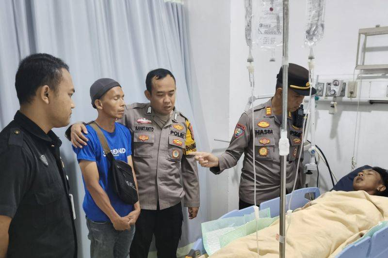 Kapolsek Margahayu AKP Hasbi Ask Sidiqe saat mengunjungi korban yang sedang mendapatkan perawatan di Bandung pada Kamis (15/1/2026). ANTARA/HO-Polsek Margahayu