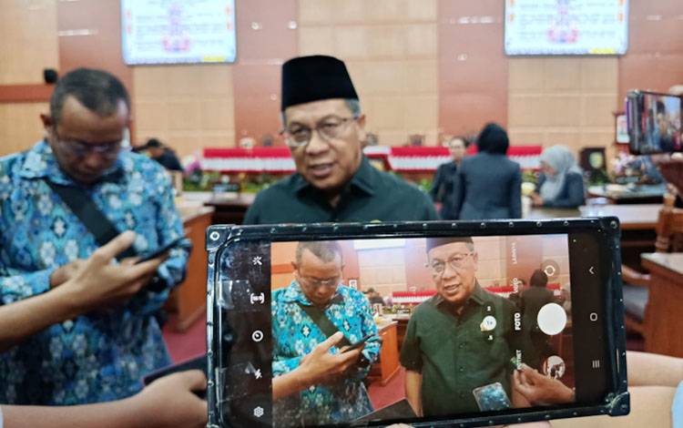 Ketua DPRD Palangka Raya, Subandi, saat diwawancarai awak media. (Foto: MARINI)