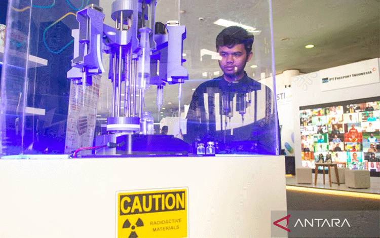 Pengunjung melihat prototipe teknologi kesehatan untuk terapi kanker tulang dalam pameran Konvensi Sains Teknologi dan Industri Indonesia (KSTI) 2025 di Sasana Budaya Ganesha (Sabuga), Institut Teknologi Bandung (ITB), Bandung, Jawa Barat, Kamis (7/8/2025). Pameran tersebut menampilkan berbagai capain hasil riset dan terobosan dari ilmuwan, perguruan tinggi dan lembaga nasional di delapan sektor prioritas antara lain energi, pertahanan, digitalisasi (kecerdasan buatan dan semikonduktor), hiliris