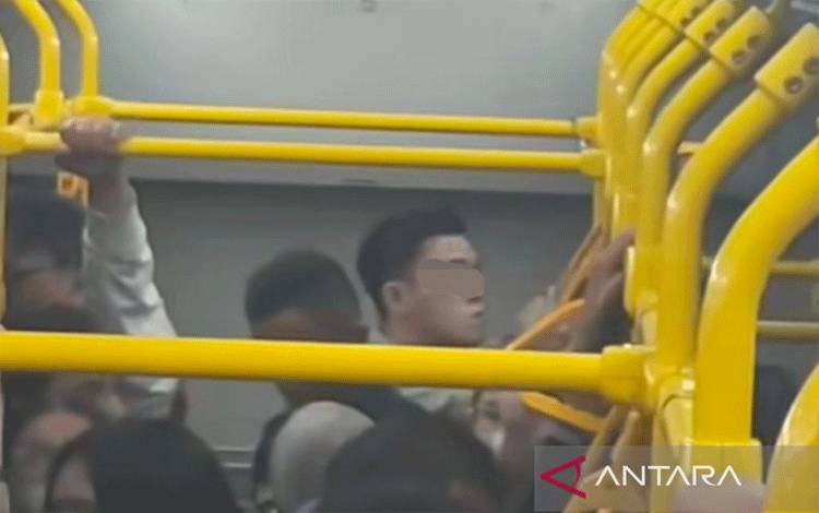 Tangkapan layar terduga pelaku yang melakukan masturbasi di TransJakarta 1A dengan rute Pantai Maju-Balai Kota, Kamis (15/1/2026). ANTARA/Instagram/@jkt.fyp/Ilham Kausar
