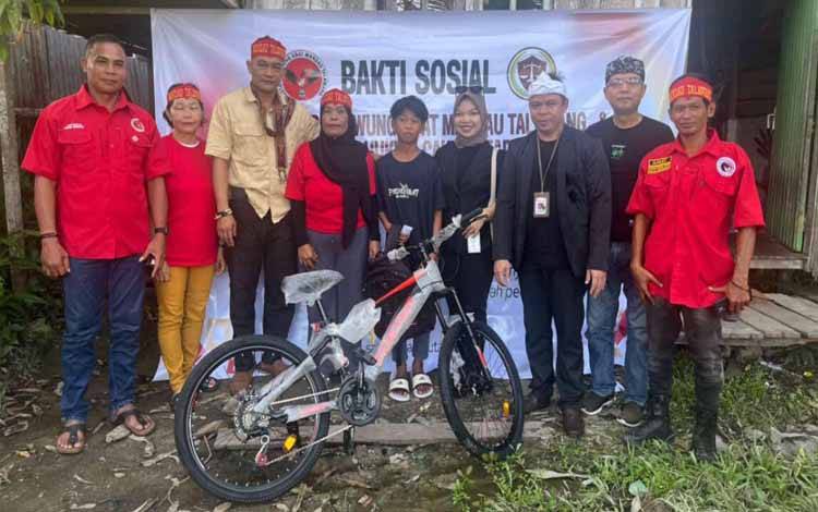 Murid SD di Kotim Terima Bantuan Sepeda dari Tantara Lawung Adat Mandau Talawang