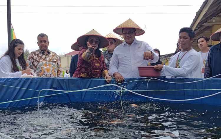 Wakil Menteri Transmigrasi Viva Yoga Mauladi (kedua kanan) memantau budidaya bioflok ikan nila bersama istri, Nita Viva Yoga Mauladi di Balai Pelatihan dan Pemberdayaan Masyarakat Transmigrasi (BPPMT) Pekanbaru, Kabupaten Kampar, Sabtu (17/1/2026). (ANTARA/Aria Ananda)