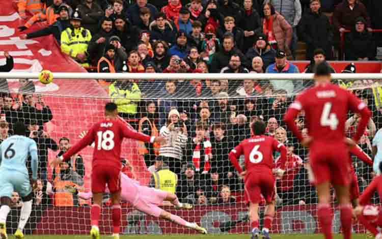 Pemain Liverpool, Dominik Szoboszlai gagal membobol gawang Burnley dari titik penalti saat pertandingan pekan ke-22 Liga Inggris 2025/2026 kontra Burnley di Stadion Anfield, Liverpool, Sabtu. Liverpool imbang 1-1 dengan Burnley. (X/premierleague)