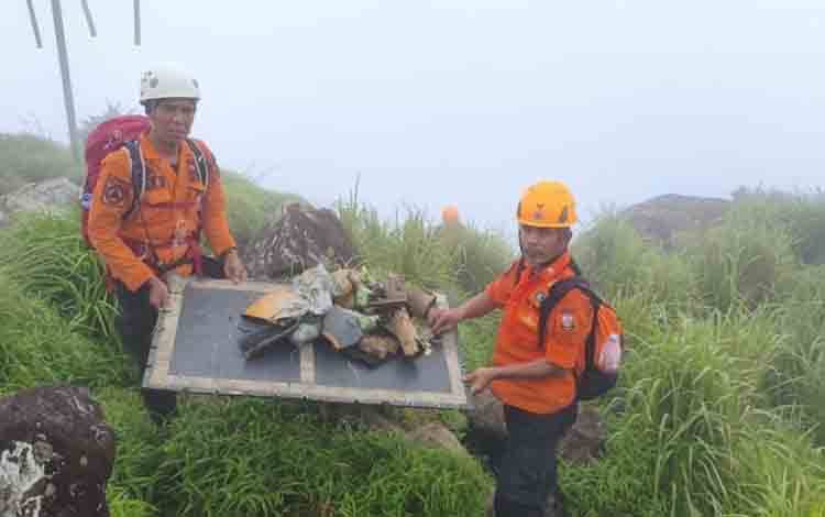 Tim SAR Temukan Serpihan Pesawat ATR 42-500 di Bulusaraung Maros
