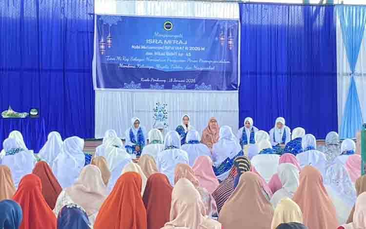 Ketua BKMT Seruyan Dra Hj Norhayati Supian?saat?menyampaikan?arahan?pada?peringatan Isra Miraj Nabi Muhammad SAW 1447 Hijriah?dan?Milad?BKMT ke?46?Tahun 2026. (Foto: Fahrul)