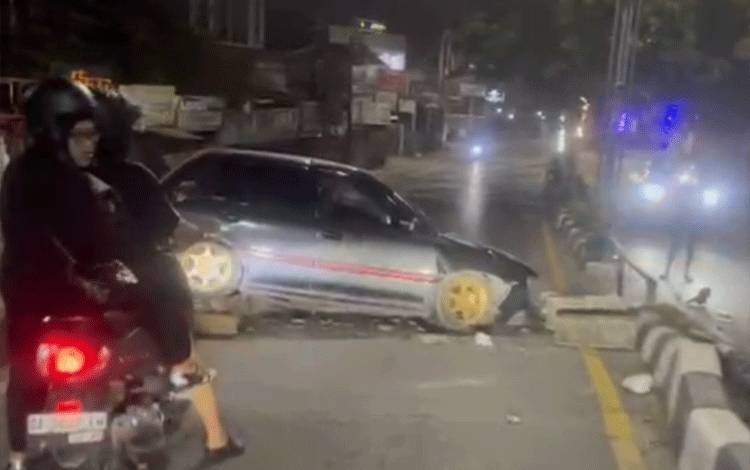 Mobil Tabrak Median Jalan di Jembatan Dewi Banjarmasin, Sopir Diduga Mabuk Diamankan Polisi