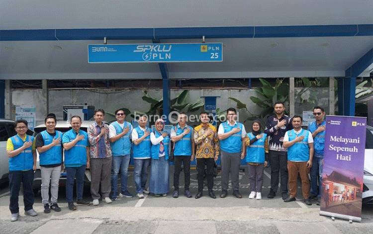 Tenaga Ahli Menteri ESDM Satya Hangga Yudha Widya Putra (enam dari kanan) melakukan kunjungan kerja ke Stasiun Pengisian Kendaraan Listrik Umum (SPKLU) Braga, Bandung, Jawa Barat, Sabtu (17/1/2026). ANTARA/HO-Tim Media Tenaga Ahli Menteri ESDM