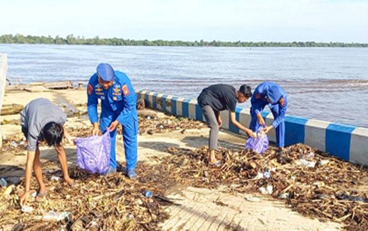 Polisi dan Warga Lupak Dalam Bersih-Bersih Sungai Kapuas