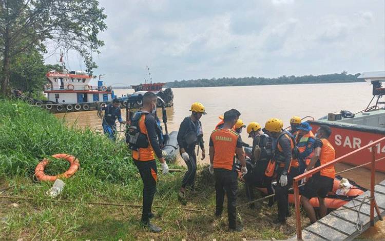 Proses pencarian perempuan yang terjun dari atas jembatan ke Sungai Batamghari, Kota Jambi. ANTARA/HO-Humas Basarnas Jambi