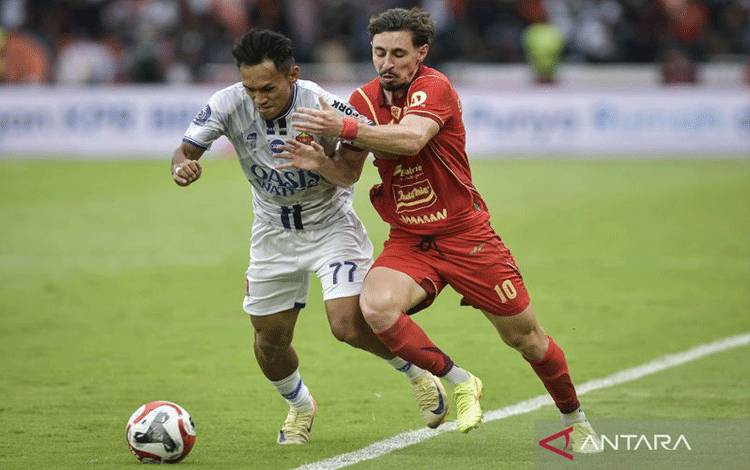 Pesepak bola Persija Jakarta Gustavo Franca (kanan) berebut bola dengan pesepak bola Persijap Jepara Rizki Hidayat (kiri) pada pertandingan BRI Super League di Stadion Utama Gelora Bung Karno (SUGBK), Jakarta, Sabtu (3/1/2026). Persija Jakarta menang atas Persijap Jepara dengan skor 2-0. ANTARA FOTO/Sulthony Hasanuddin/agr