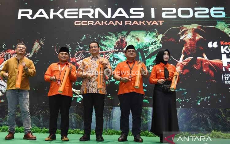 Ketua Umum Gerakan Rakyat Sahrin Hamid (kedua kiri) bersama Anggota Kehormatan Anies Baswedan (tengah), Ketua Dewan Pakar Sulfikar Amir (kiri), Sekjen M. Ridwan (kedua kanan), dan Bendahara Umum Prita Subono (kanan) secara simbolik membuka Rakernas I 2026 Gerakan Rakyat di Jakarta, Sabtu (17/1/2026). Rakernas tersebut diisi dengan pelantikan pengurus Dewan Pimpinan Pusat Gerakan Rakyat periode 2025-2030 sekaligus penyampaian orasi kebangsaan dari Anies Baswedan dengan tema "Keadilan Ekologis: Ke