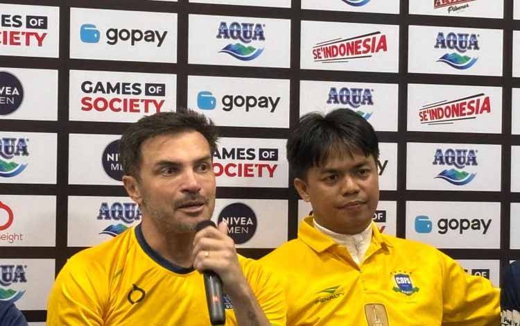 Legenda futsal dunia Alessandro "Falcao" Rosa Vieira (kiri) dalam konferensi pers di GOR Universitas Negeri Jakarta, Jakarta, Minggu (17/01/2026). (ANTARA/FAJAR SATRIYO)