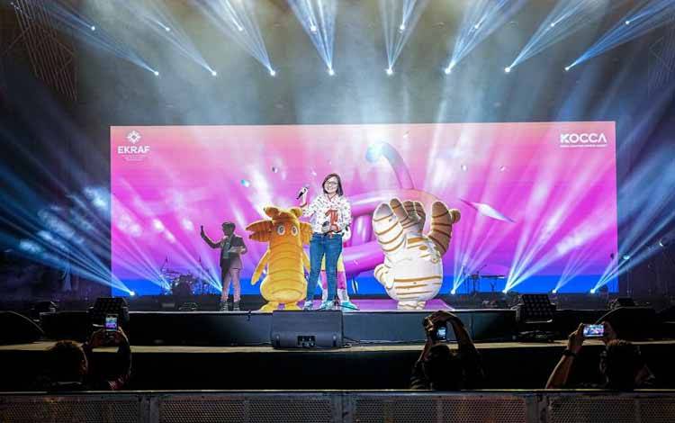 Wakil Menteri Ekonomi Kreatif Irene Umar menghadiri acara "HUG K-Pop Concert: K-Life & K-Live Indonesia" di Nusantara International Convention Exhibition (NICE), PIK 2, Tangerang, Banten, Sabtu (17/1/2026). (ANTARA/HO-Kementerian Ekonomi Kreatif)