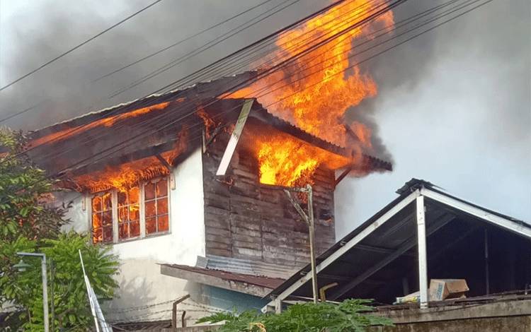 Rumah Kayu Dua Lantai di Landasan Ulin Tengah Terbakar