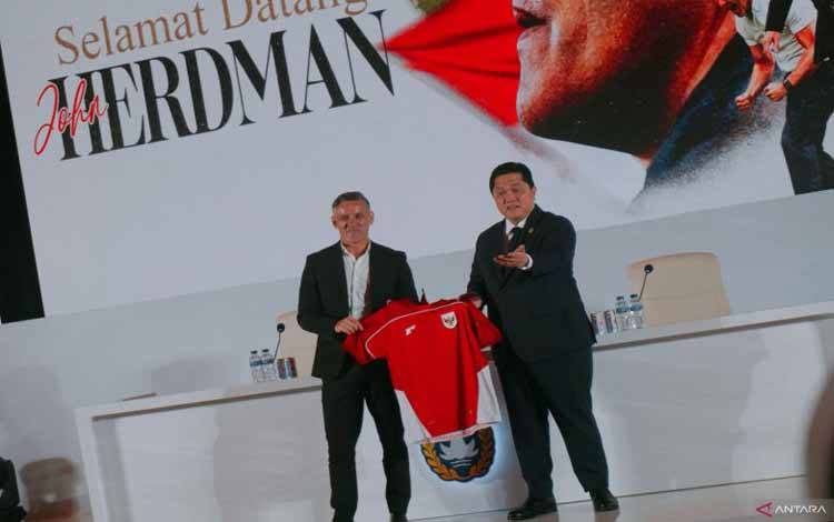 Ketum PSSI Erick Thohir (kanan) dengan Pelatih Timnas Indonesia John Herdman (kiri) pada acara perkenalan pelatih baru Timnas Indonesia di Jakarta, Selasa (13/1/2026). (ANTARA/Zaro Ezza Syachniar)