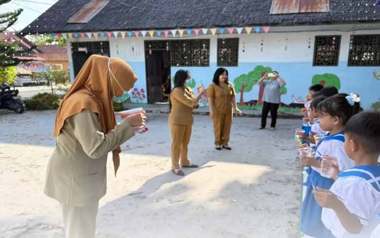 Puskesmas Bukit Hindu Gelar Sikat Gigi Massal di TK Beringin II