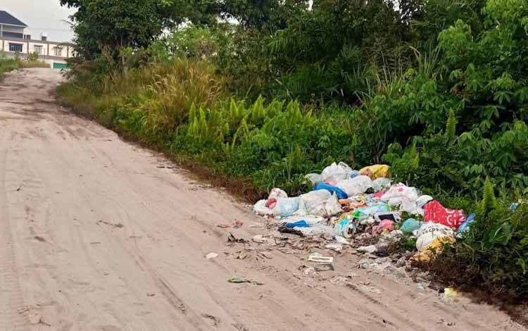 Sampah Kembali Muncul di Simpang Bundaran Obor, Warga Minta Orang Tak Bertanggung Jawab Ditertibkan