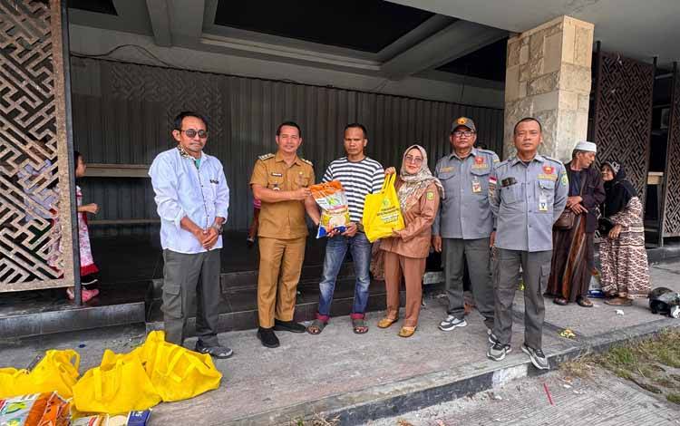 Kelurahan Langkai Salurkan Bantuan untuk Korban Kebakaran Jalan Christopel Mihing