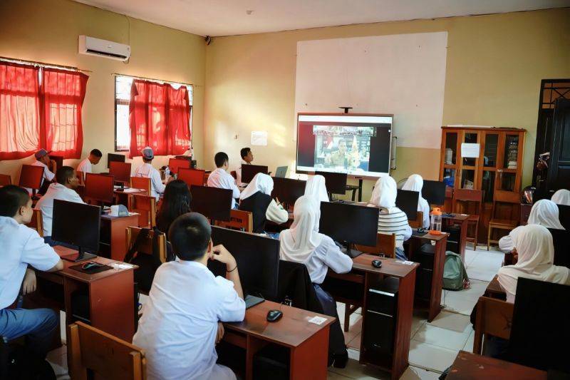 Arsip - Aktivitas pembelajaran SMA di Kalteng yang telah memanfaatkan TV interaktif. (ANTARA/HO-Disdik Kalteng)