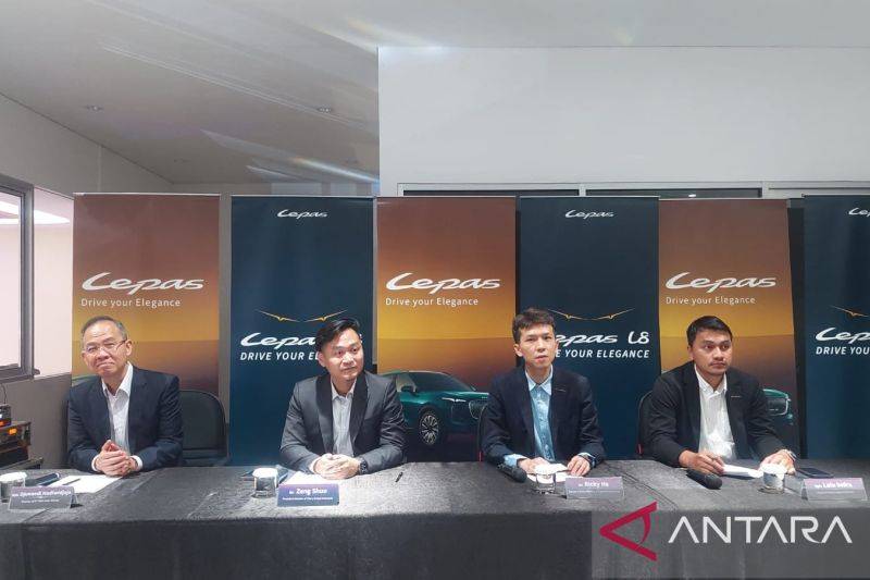 Jajaran direksi dari Chery Group Indonesia dan juga Lepas Indonesia, saat peresmian showroom pertama Lepas di Indonesia. ANTARA/Chairul Rohman