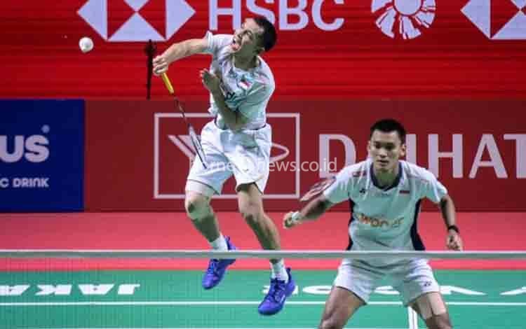 Pebulu tangkis ganda putra Indonesia Fajar Alfian (kiri) dan Muhammad Shohibul Fikri (kanan) mengembalikan kok ke arah pebulu tangkis ganda putra Taiwan Chen Zhi Ray dan Lin Yu Chieh pada Daihatsu Indonesia Masters 2026 di Istora Senayan, Jakarta, Selasa (20/1/2026). Fajar/Fikri melaju ke babak 16 besar usai menang dengan skor 21-16 dan 21-10. ANTARA FOTO/Sulthony Hasanuddin/YU