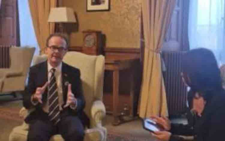 Duta besar (Dubes) Inggris untuk Indonesia Dominic Jermey memberikan keterangan terkait dengan kunjungan Presiden Prabowo Subianto di London, Inggris, Senin (19/1/2026). (ANTARA/HO-Kedutaan Besar Inggris)