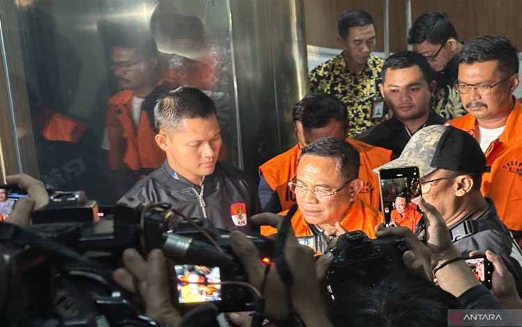 Bupati Pati Sudewo menyampaikan keterangan di Gedung Merah Putih KPK, Jakarta, Selasa (20/1/2026), setelah ditetapkan sebagai tersangka kasus pemerasan dalam pengisian jabatan perangkat desa di lingkungan Pemerintah Kabupaten Pati.(ANTARA/Rio Feisal)