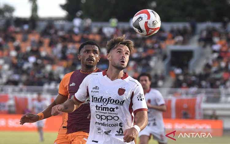 Pesepak bola Borneo FC Samarinda Maicon De Souza (kiri) berebut bola dengan pesepak bola Bali United FC Thijmen Goppel (kanan) dalam lanjutan BRI Super League 2025/2026 di Stadion Segiri Samarinda, Kalimantan Timur, Minggu (30/11/2025). Borneo FC Samarinda dikalahkan Bali United FC dengan skor akhir 0-1. ANTARA FOTO/M Risyal Hidayat/YU