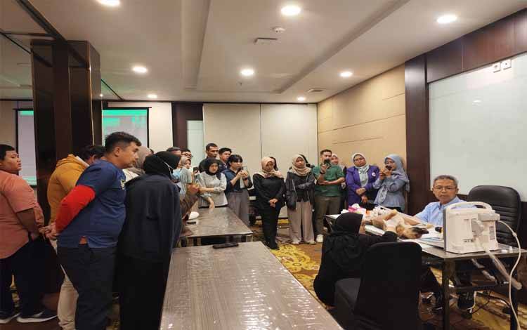 Para Dokter Hewan di Kalimantan Tengah saat mengikuti pelatihan tindakan medis untuk hewan kesayangan.(FOTO: TESTI PRISCILLA)