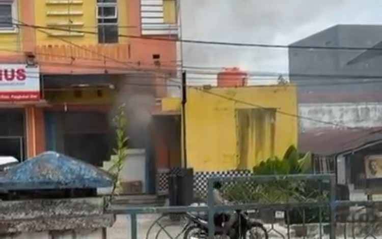 Kebakaran Genset, Asap Tebal Terlihat di Samping Toko Buku Genius Pangkalan Bun