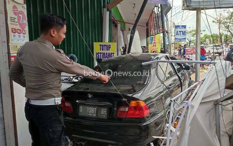 Mobil BMW Menabrak Tiga Kios di Kawasan Kuliner Palangka Raya